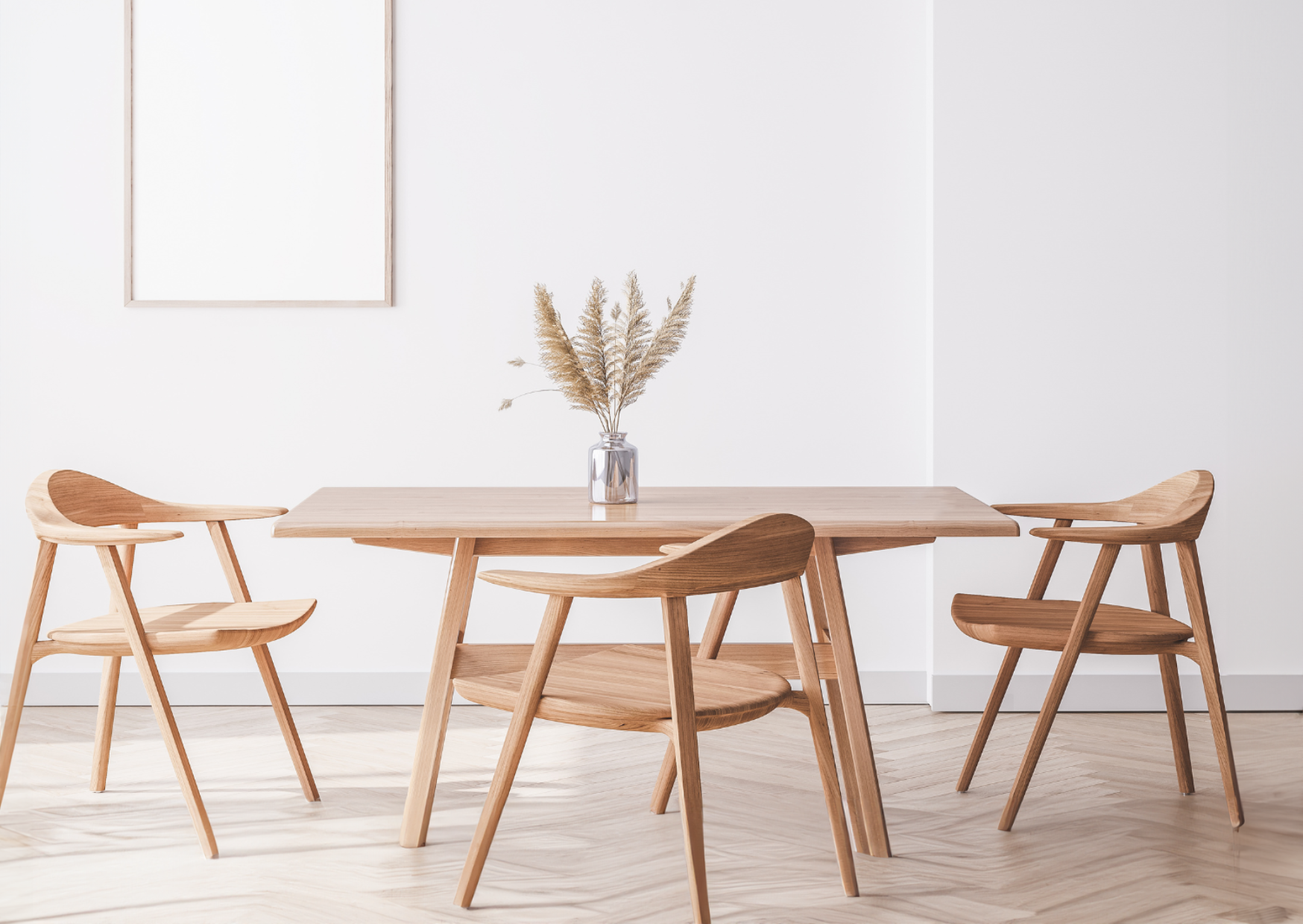 Lichte eethoek met ronde eikenhouten tafel, houten stoelen en pampasgras in een glazen vaas