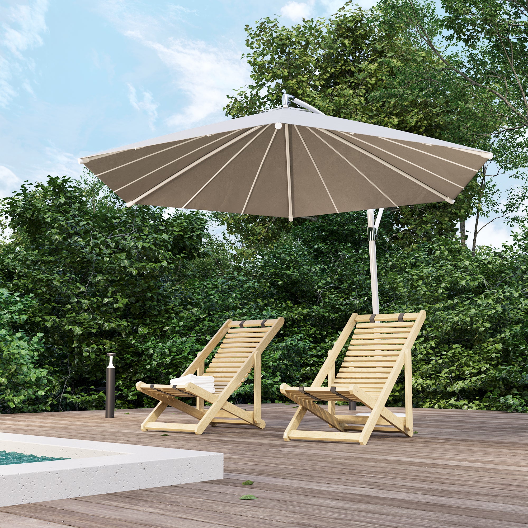 Twee houten ligstoelen met handdoeken op houten terras onder beige zweefparasol in het groen