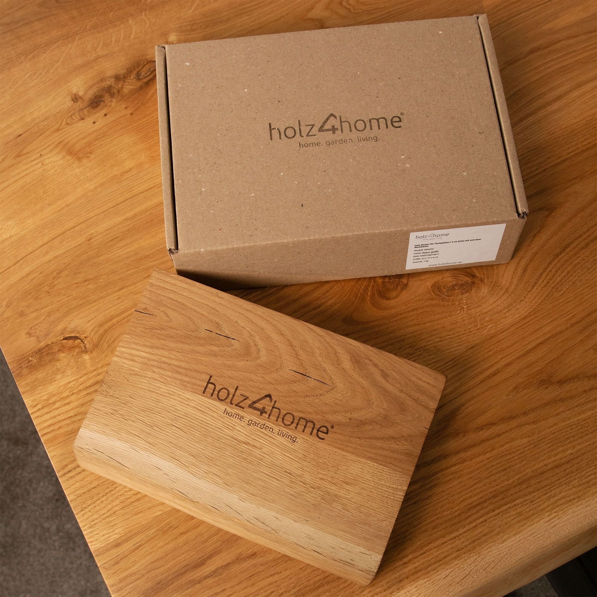 Eikenhouten monster en verzenddoos van holz4home op een tafelblad van eiken met boomstamrand