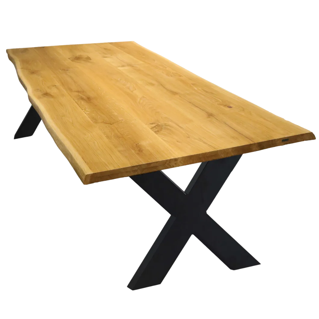 Eikenhouten tafel met boomstamrand op zwart X-onderstel, warm eikenhout, vrijstaand schuin