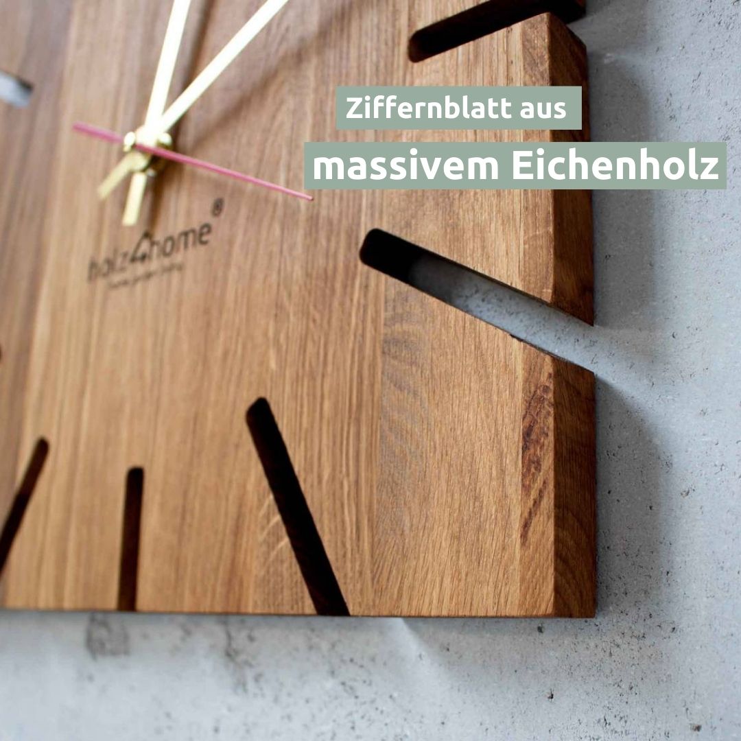 Detailopname van de wijzerplaat van massief eikenhout met uitgezaagde streepjes van de wandklok Sunshine