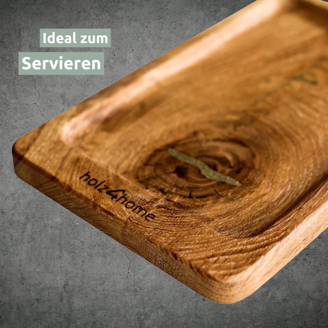 Serveerplank van eikenhout met verdiept serveervlak en ingebrand holz4home-logo, close-up