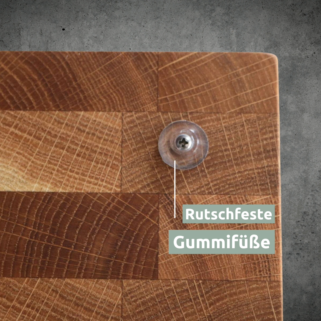Onderzijde van de eikenhouten snijplank met antislip rubberen voet in detail