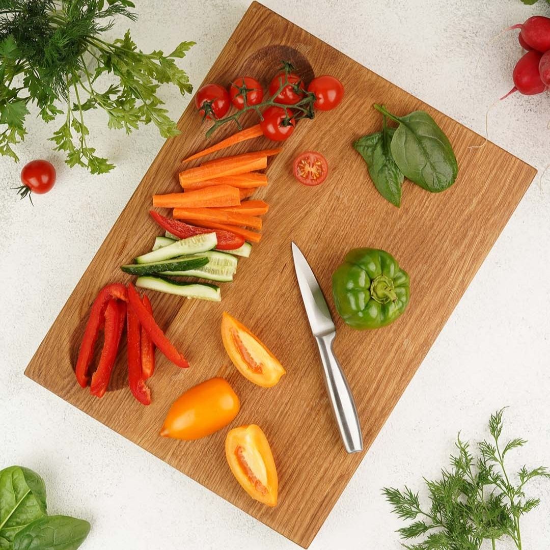 Serveerplank Alina van eikenhout met aangerichte paprika, wortels en tomaten
