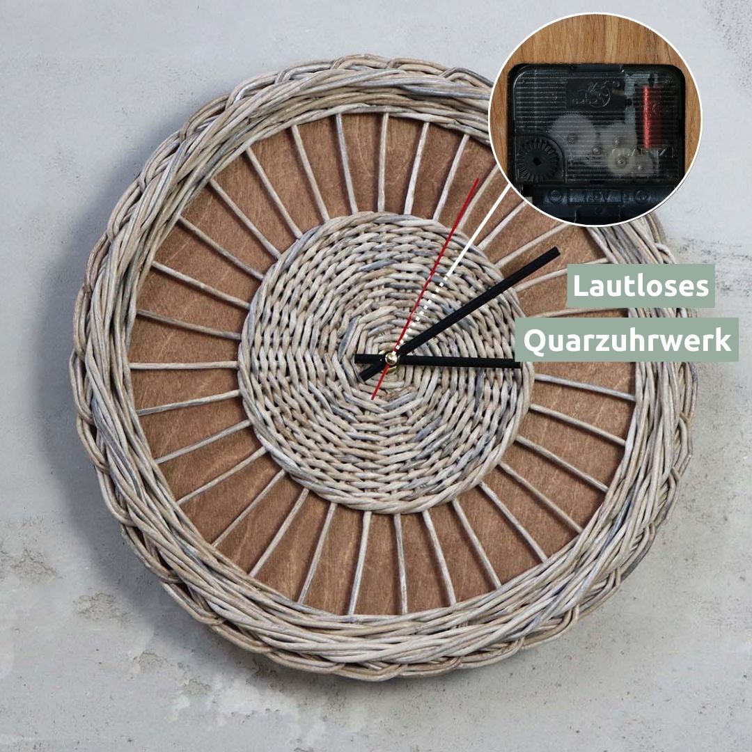 Rattan wandklok Weave met detailweergave van het geruisloze kwartsuurwerk op het gevlochten midden