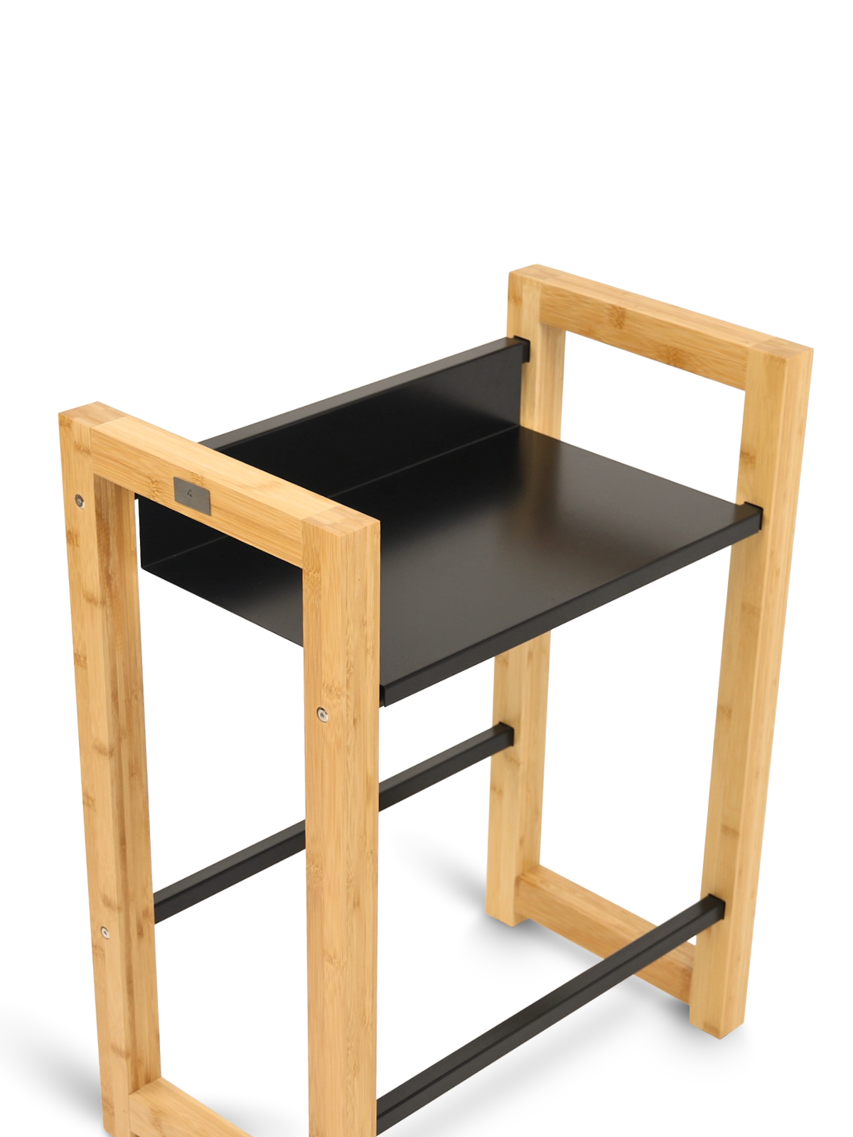 Zwarte metalen legplank gemonteerd aan het bamboe krattenrek met verschroeving en holz4home-logo