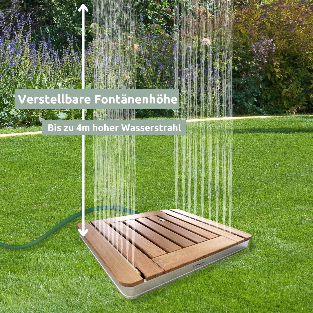 Hoekige teakhouten tuindouche op het gazon voor een bloeiend perk, waterstraal tot 4 m verstelbaar