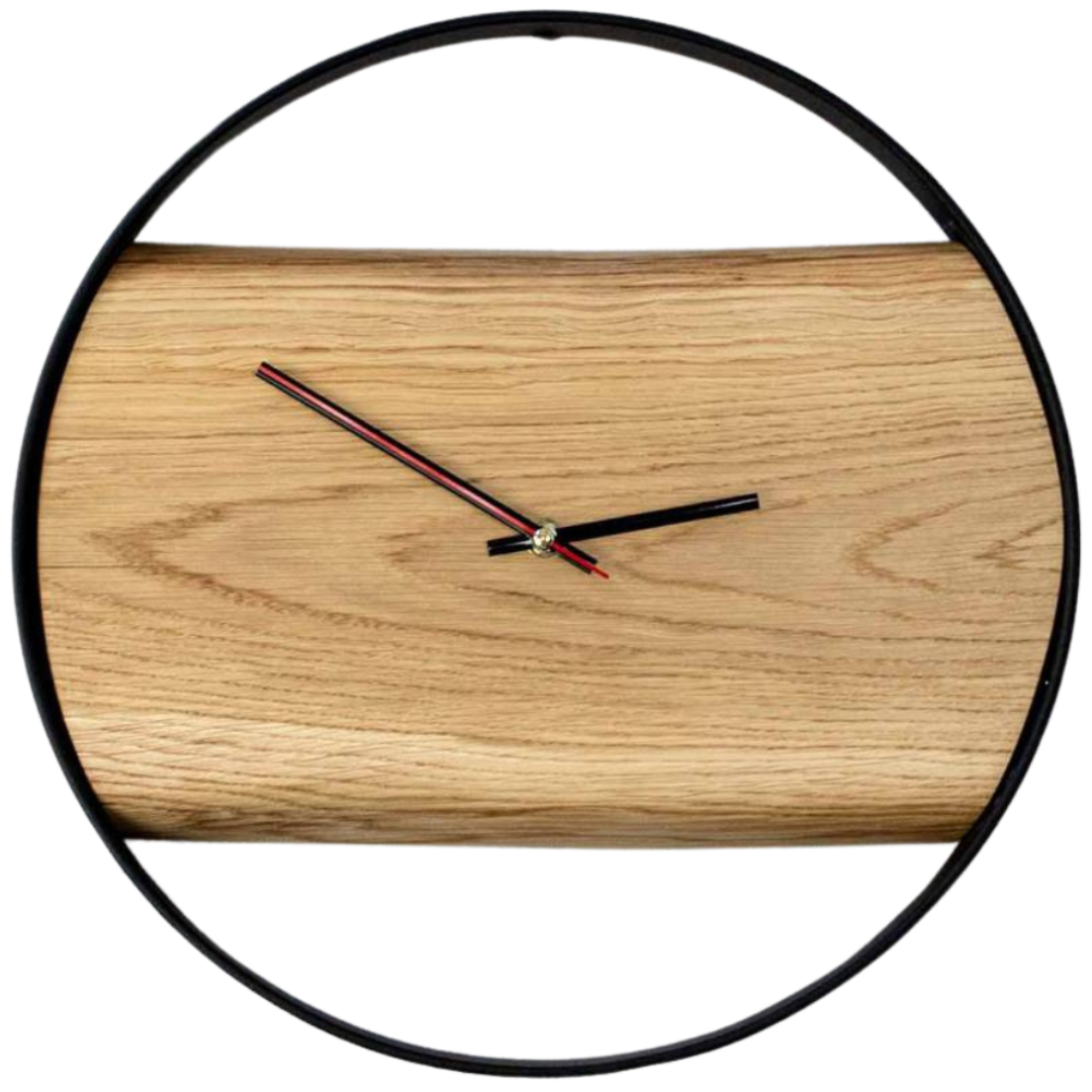 Houten wandklok Polished met wijzerplaat van eikenhout in zwart rond stalen frame, vooraanzicht