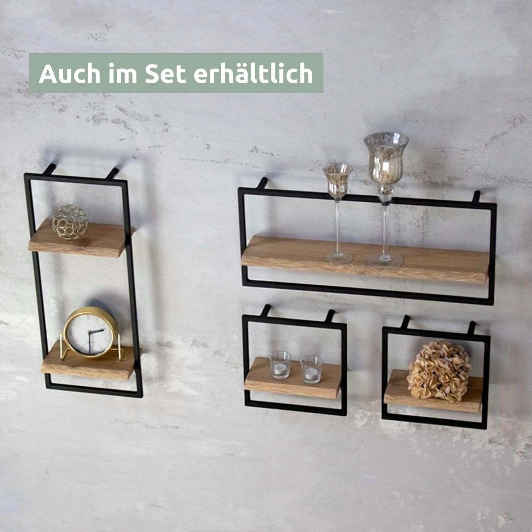 Wandrekkenset met zeer lichte planken van eikenhout: vier zwart omlijste rekken met kelkglazen, klok en droogbloemen