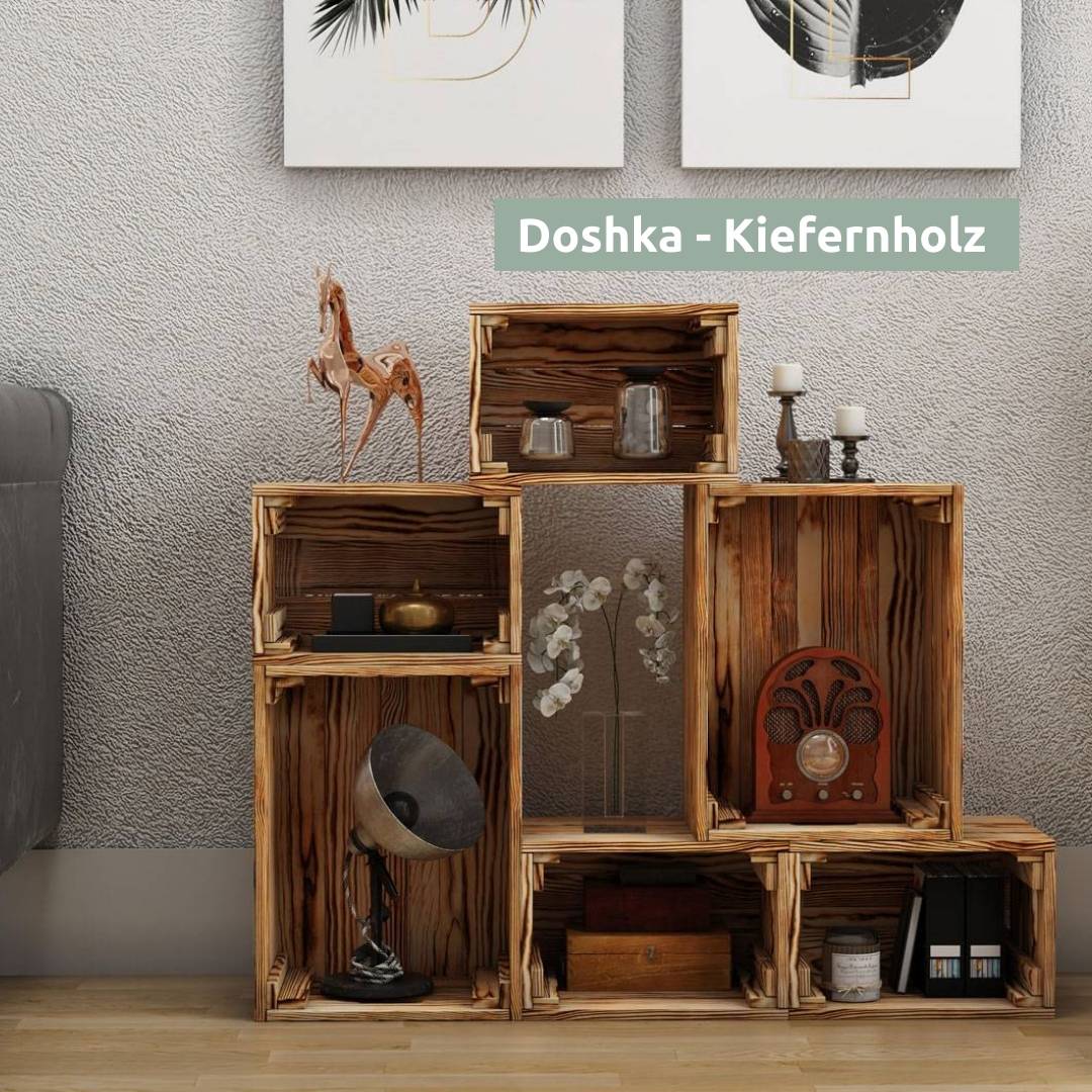 Zes geflambeerde houten kisten als woonkamerrek, gedecoreerd met orchidee, retroradio en kaarsen