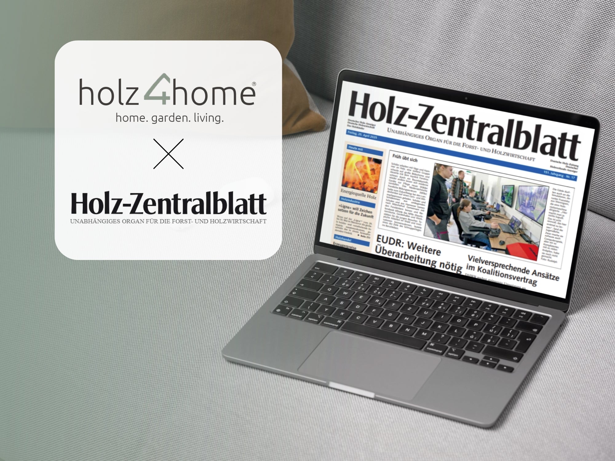 Laptop toont een artikel in het Holz-Zentralblatt naast het holz4home-logo op een bank