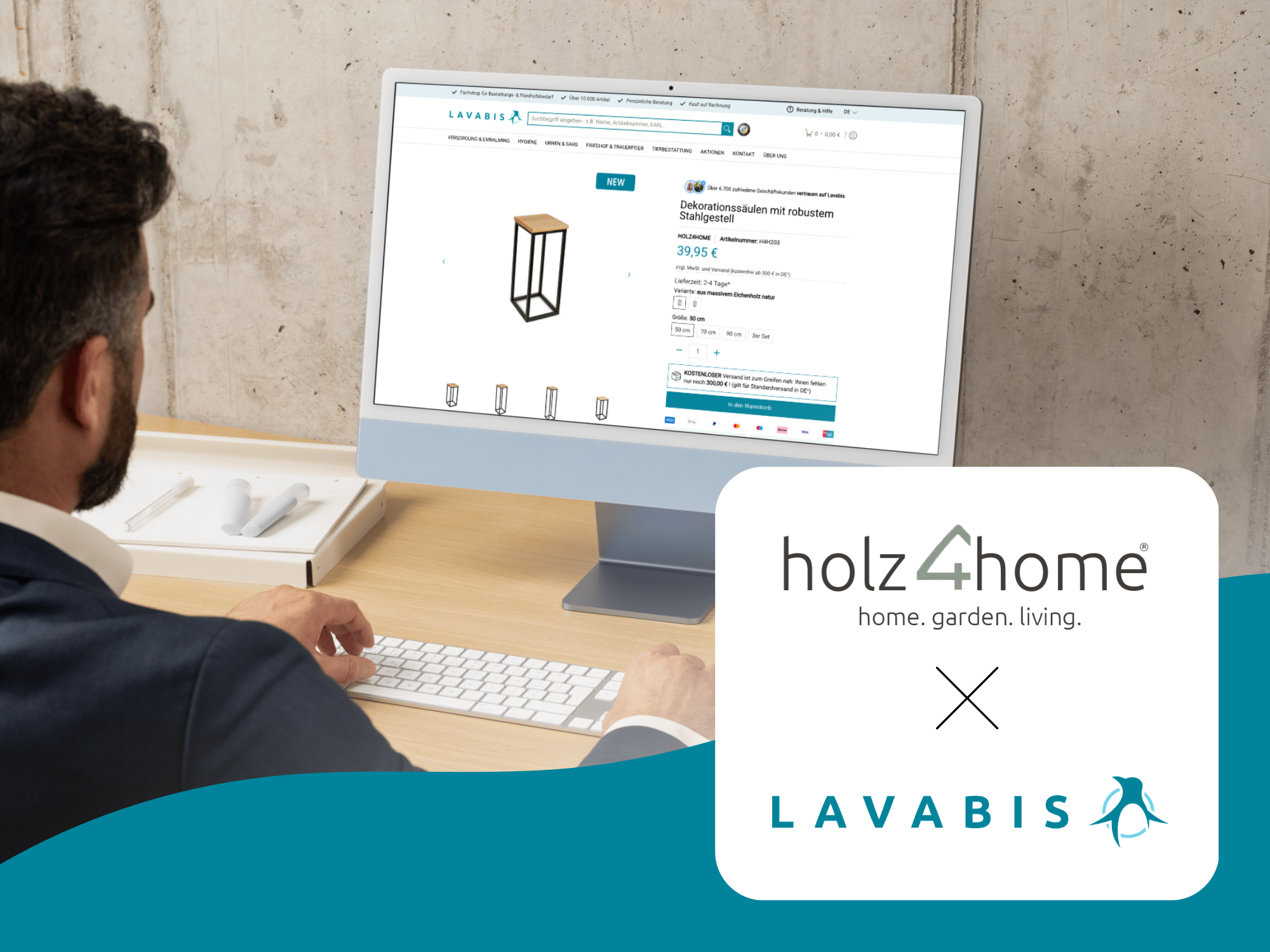 Man bekijkt een decoratiestandaard in de LAVABIS-webshop op een monitor naast het holz4home-logo