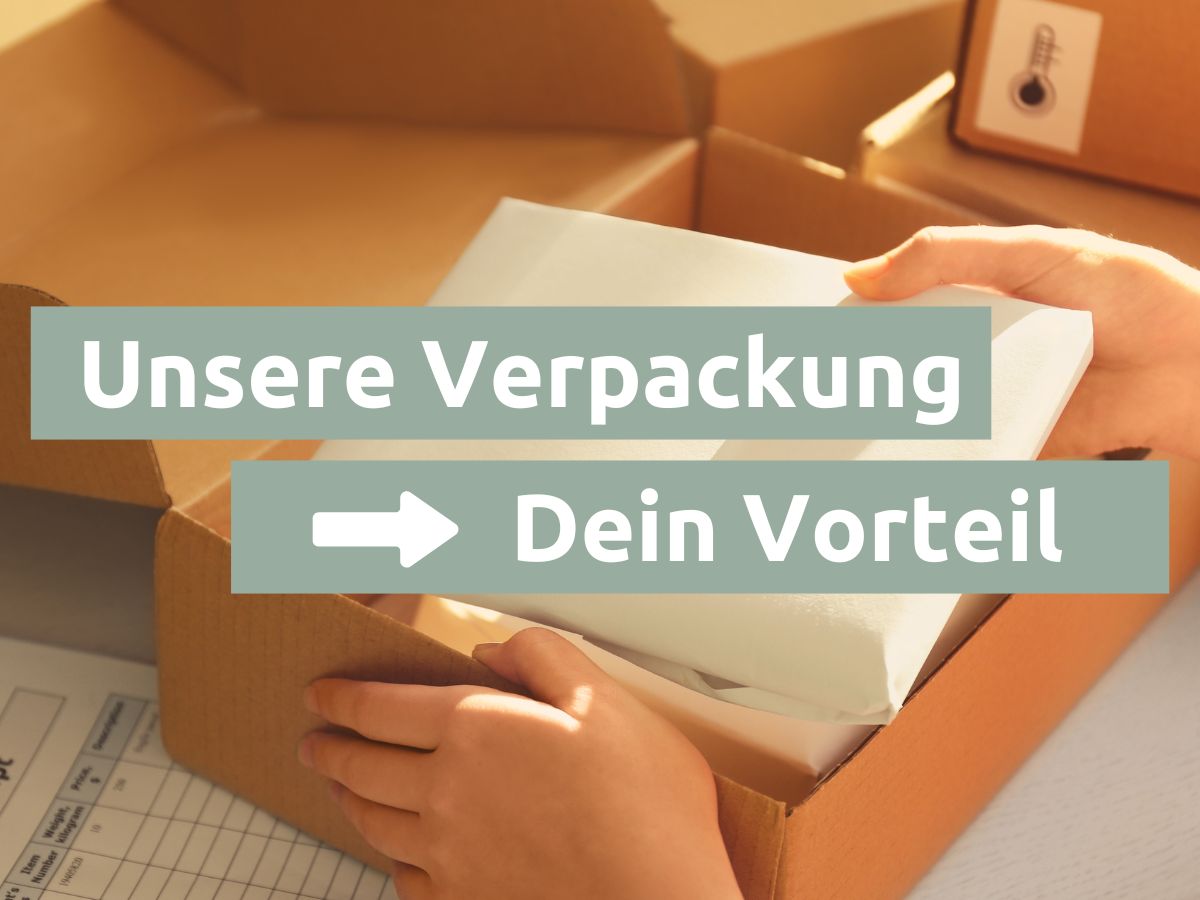 Handen pakken een zorgvuldig verpakt pakket uit, met de titel Onze verpakking Jouw voordeel