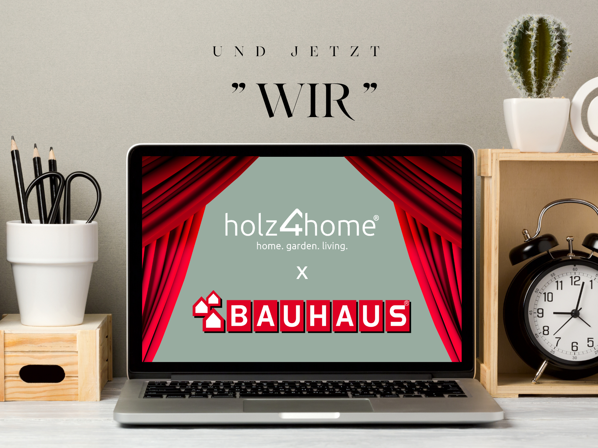 Laptop toont de samenwerking tussen holz4home en Bauhaus met rood gordijn en het opschrift wir