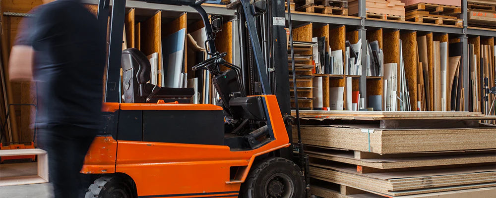 Heftruck in een houtopslag van holz4home voor stellingen met platen voor de kwaliteitscontrole