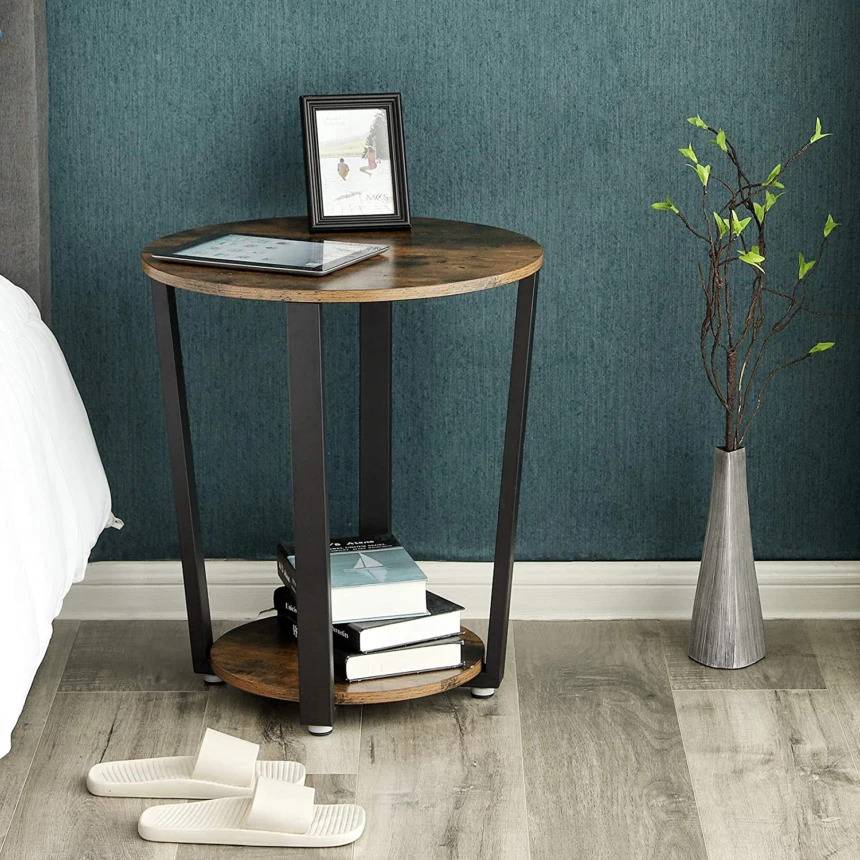Bijzettafel Lorie rond als nachtkastje naast het bed met fotolijst en boeken