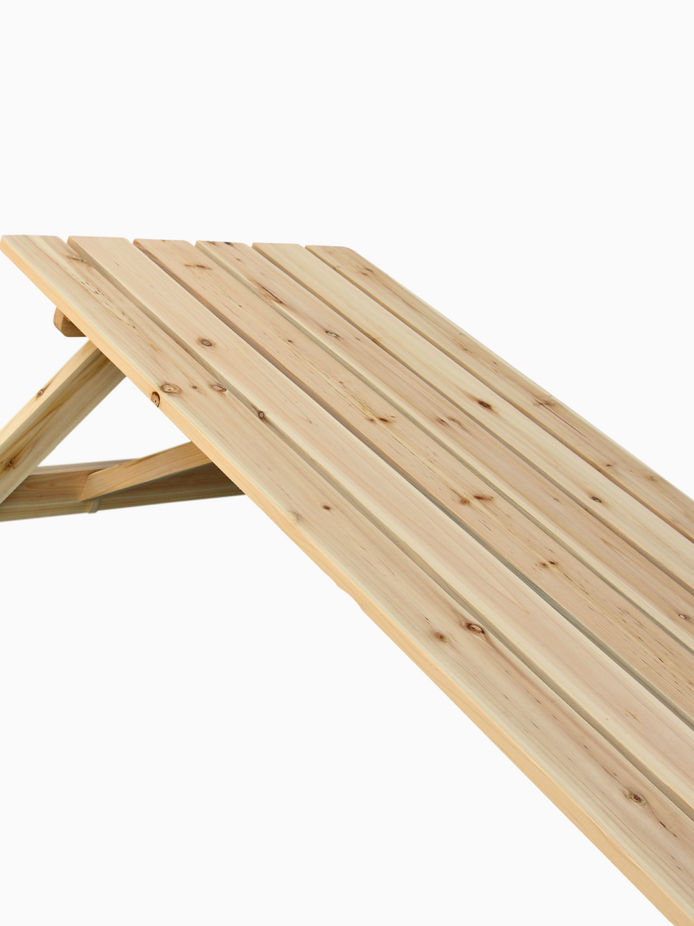 Close-up van het tafelblad van vurenhouten latten en de schuine A-potenconstructie