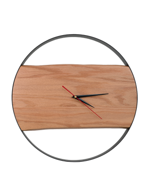 Ronde wandklok met zwart stalen frame en eikenplank met boomstamrand en zwarte wijzers