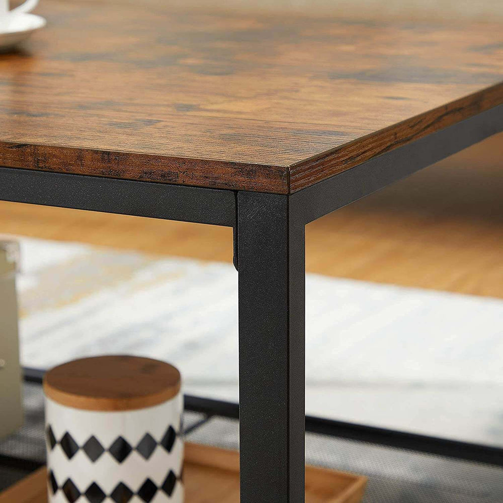Close-up van de tafelrand met houtnerf en zwart metalen frame van de salontafel Connie