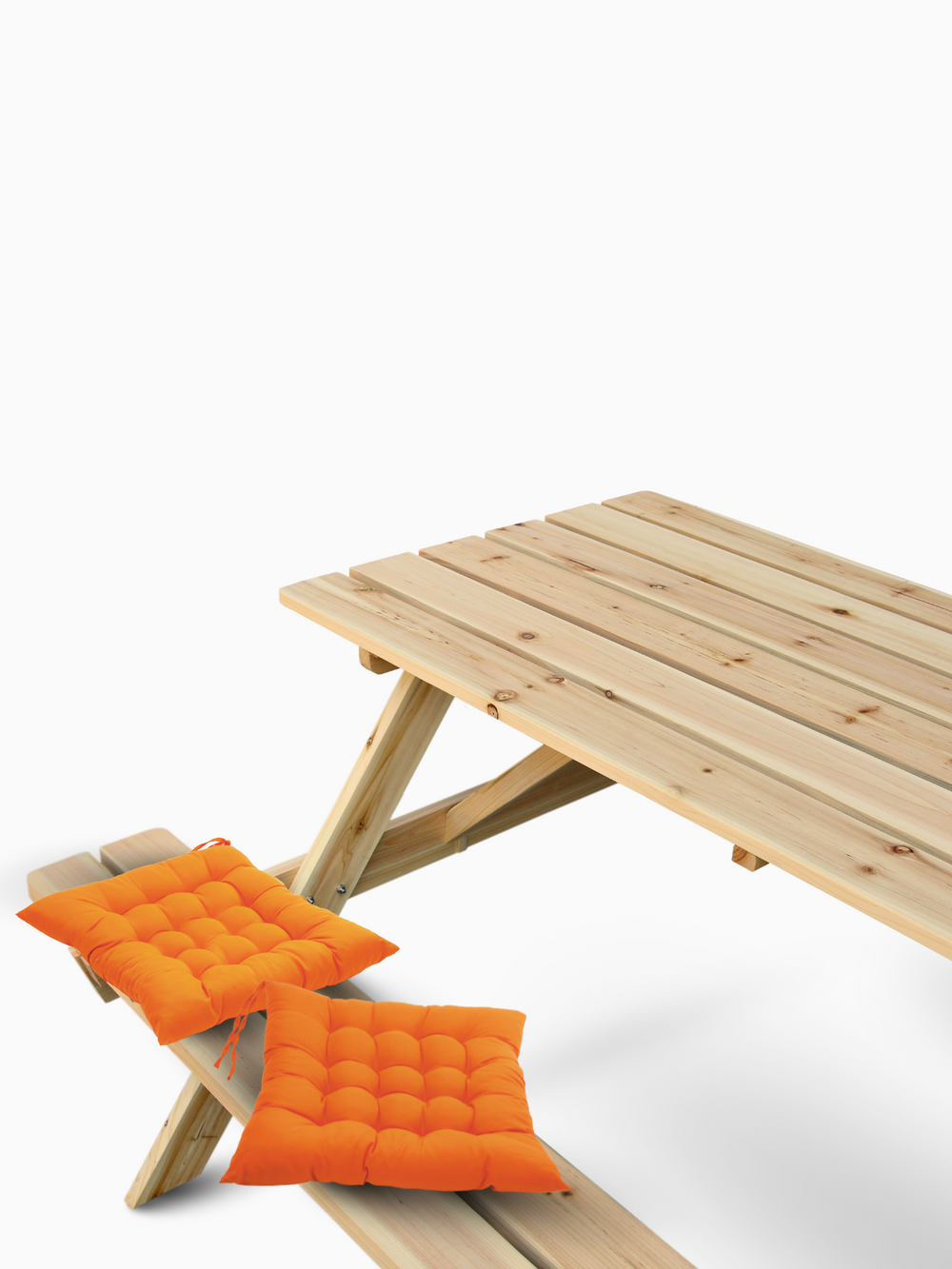 Picknicktafel van vurenhout met twee oranje zitkussens op het bankoppervlak