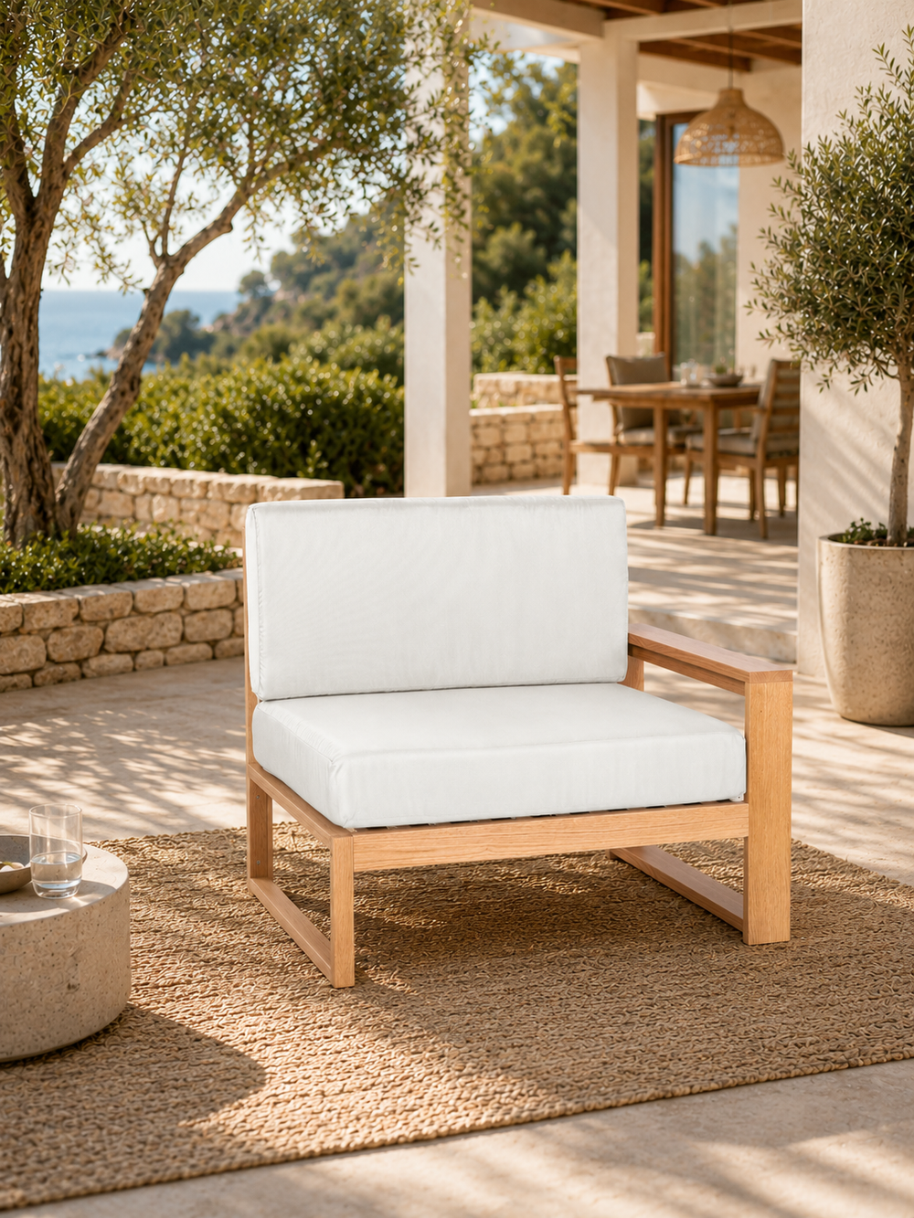 Tuinlounge-eindstuk van eiken met crèmewitte kussens op een terras met zeezicht en olijfboom