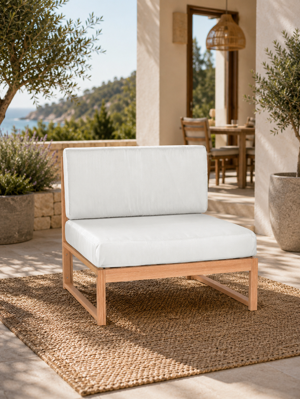 Tuinlounge-middenstuk van eiken met crèmewitte kussens op een mediterraan terras met zeezicht