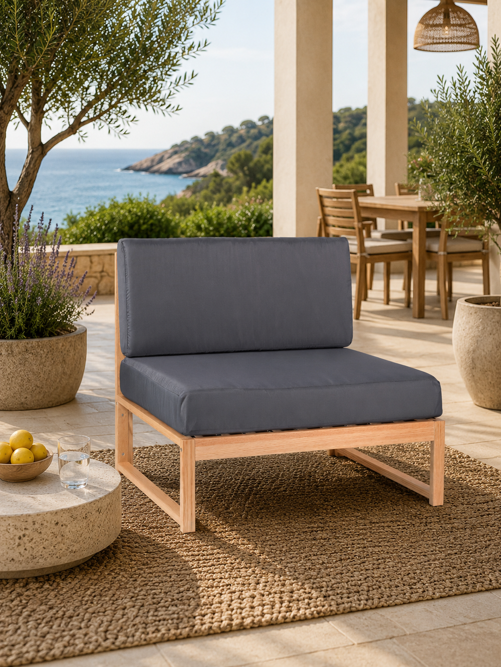 Tuinlounge-middenstuk van eiken met antraciet kussens op een mediterraan terras met zeezicht