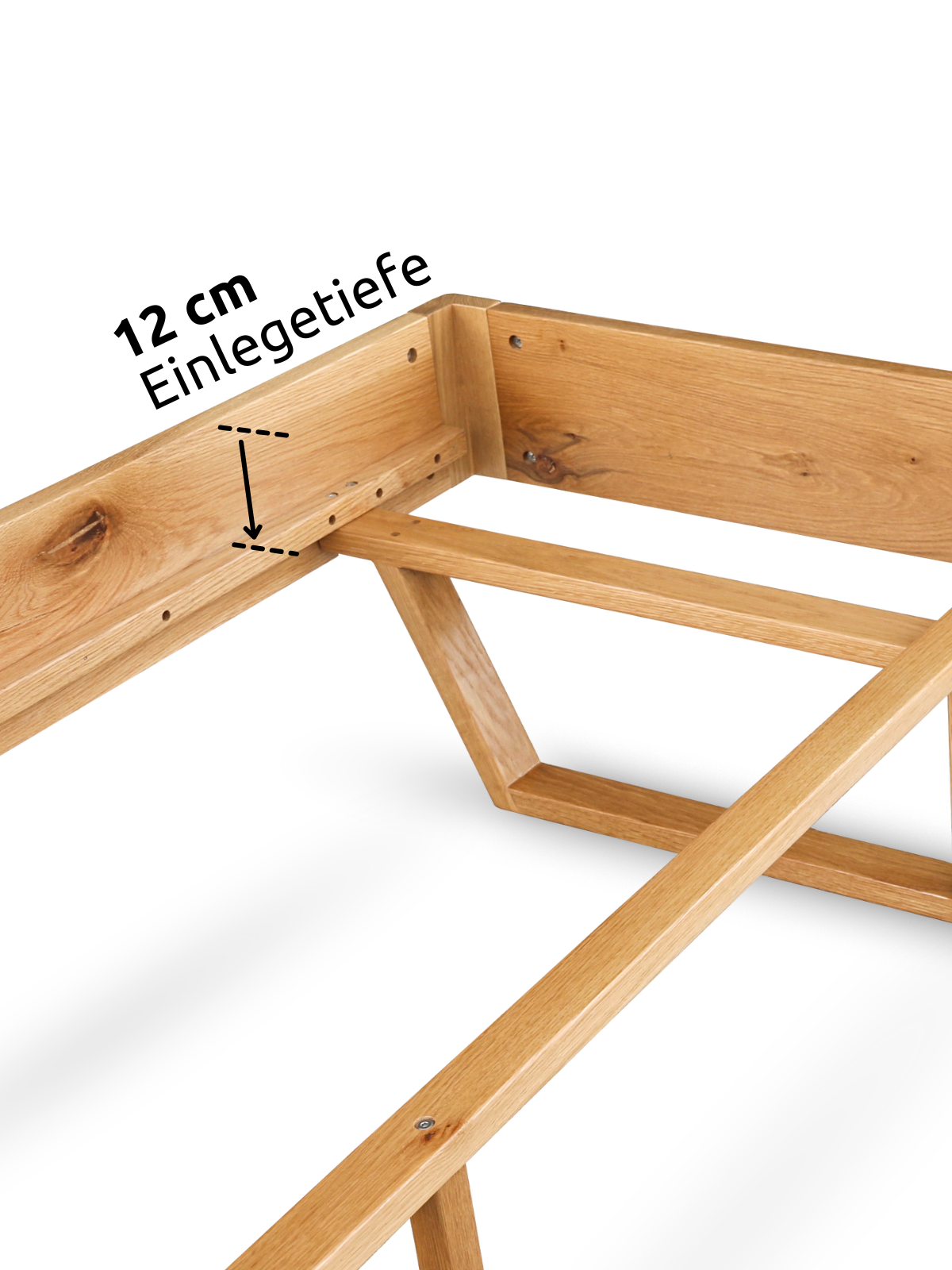 Detailopname van het eiken frame en de afgeronde sledepoten met verschroeving aan het massief houten bed