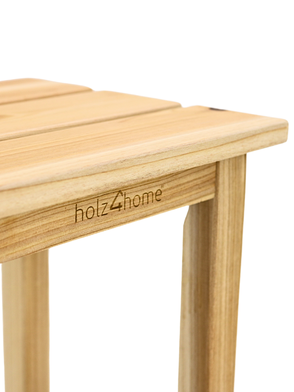 Detail van de tuinbankhoek met ingebrand holz4home-logo in het vurenhout