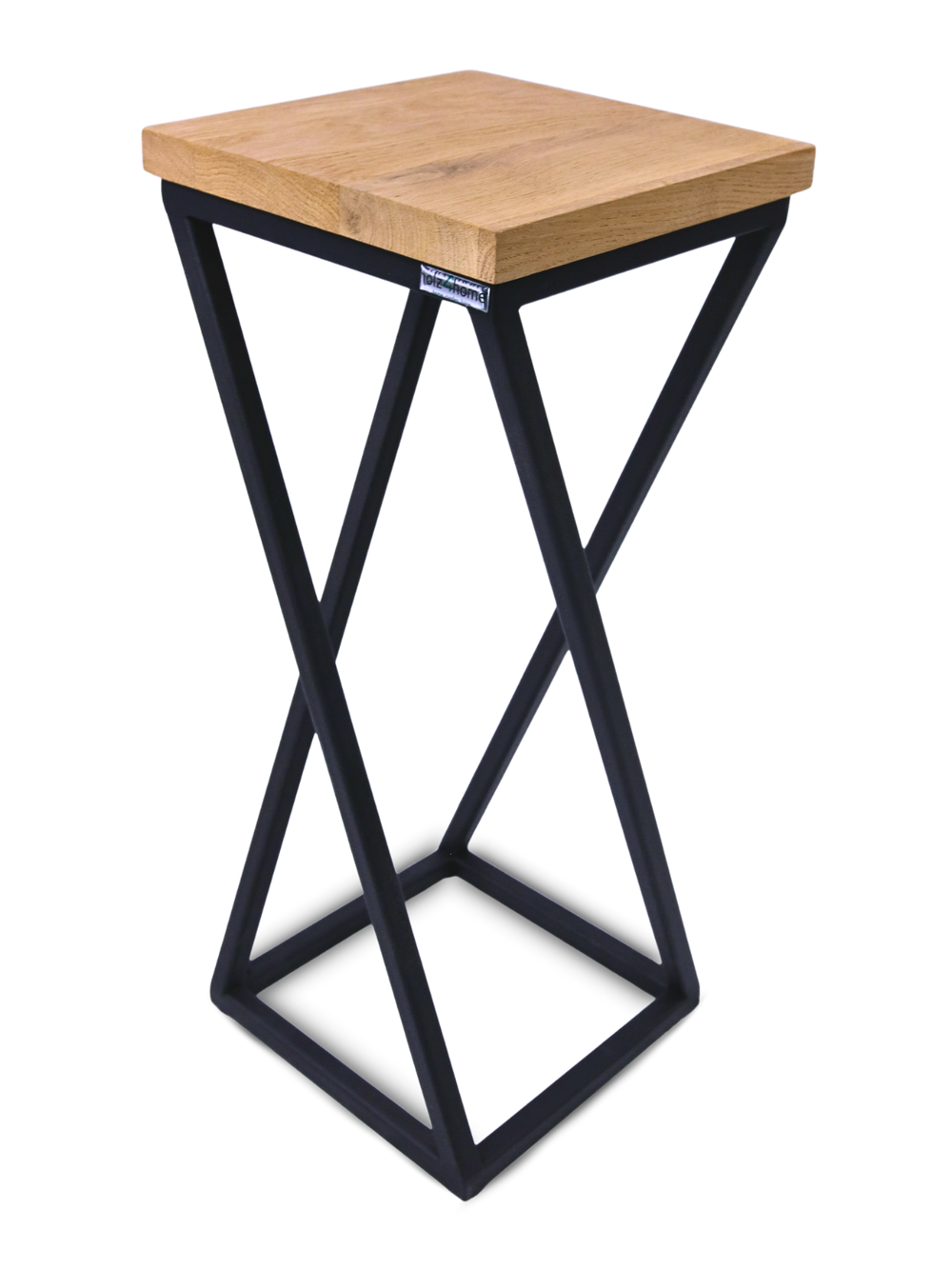 Decoratiestandaard van eiken met gedraaid geometrisch metalen onderstel in zwart, schuin aanzicht