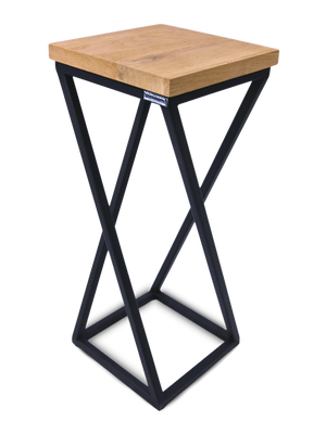 Decoratiestandaard van eiken met gedraaid geometrisch metalen onderstel in zwart, schuin aanzicht