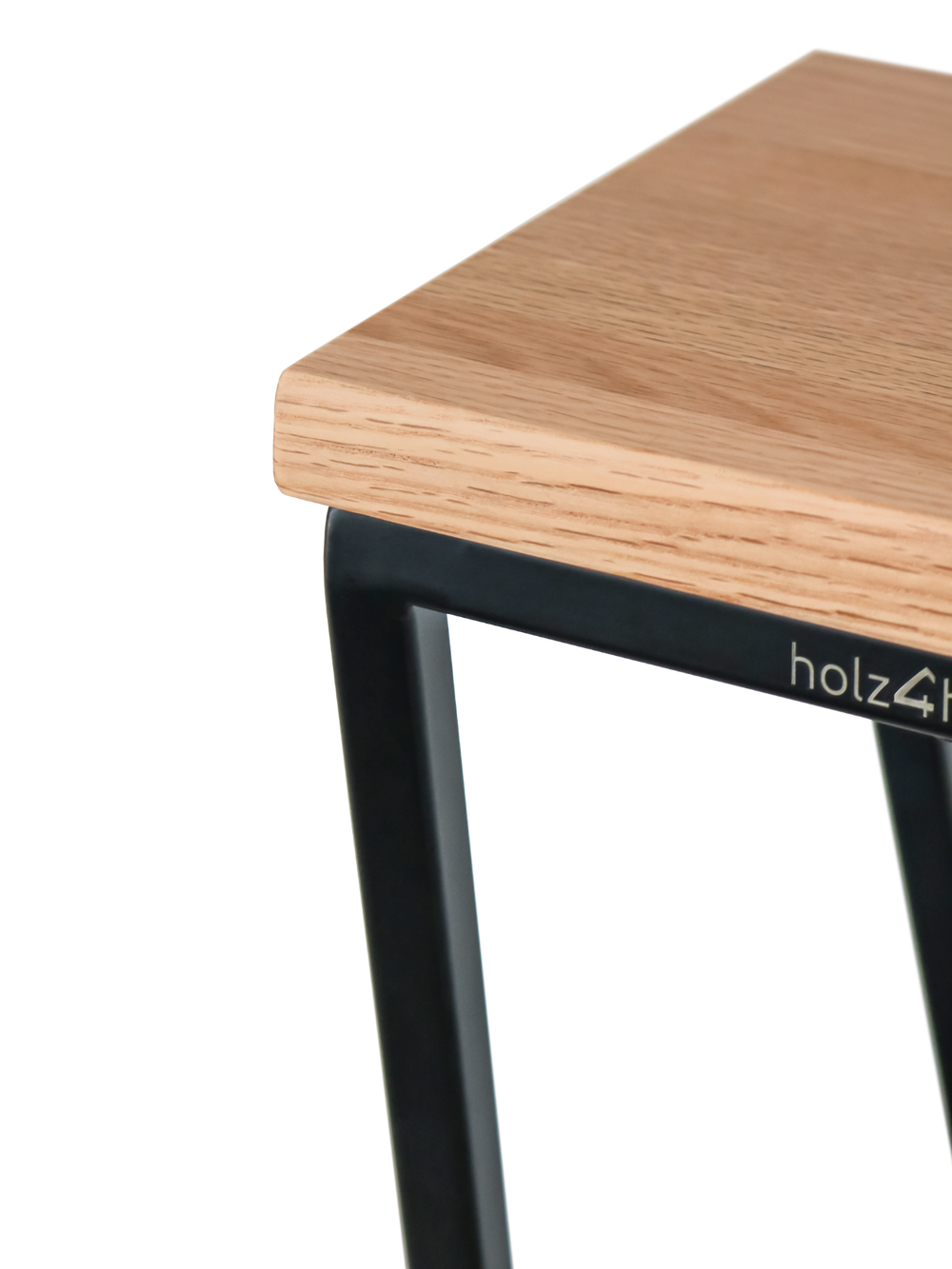 Close-up van de geoliede eikenplaat met zichtbare nerf op het zwarte onderstel van de decoratiestandaard