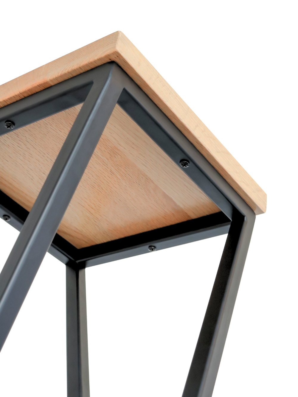 Detailopname van de verschroefde eikenplaat op het zwarte metalen onderstel van de decoratiestandaard, van onderaf