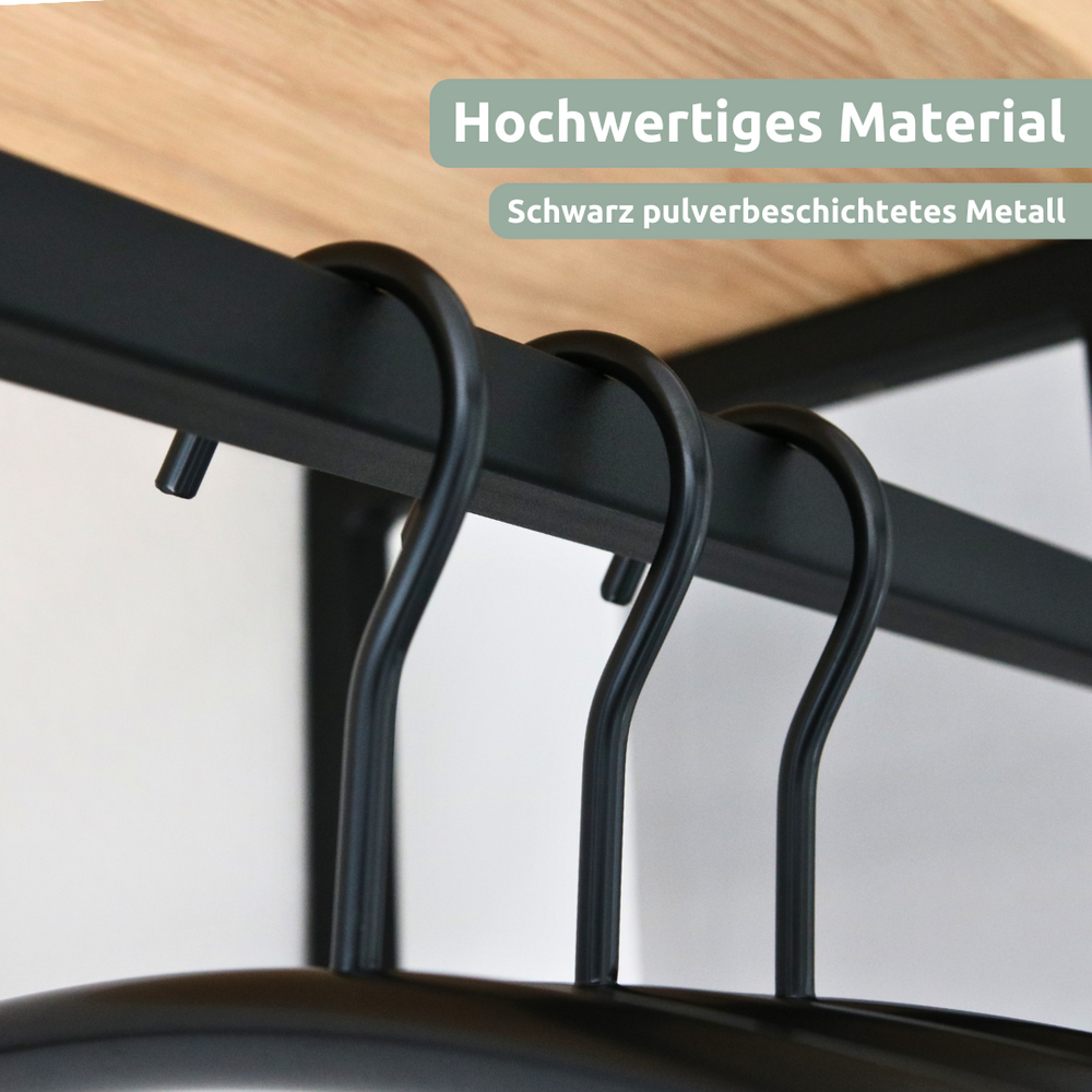 Close-up van de haken van zwart poedergecoat metaal van de drie kledinghangers aan een stang