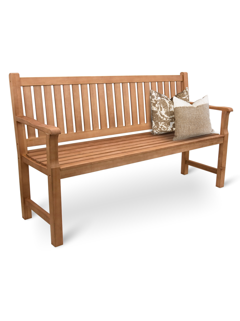 Tuinbank van hout, 150 cm breed, schuin aanzicht met twee sierkussens