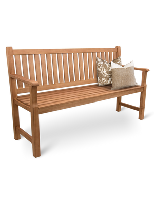 Tuinbank van hout, 150 cm breed, schuin aanzicht met twee sierkussens