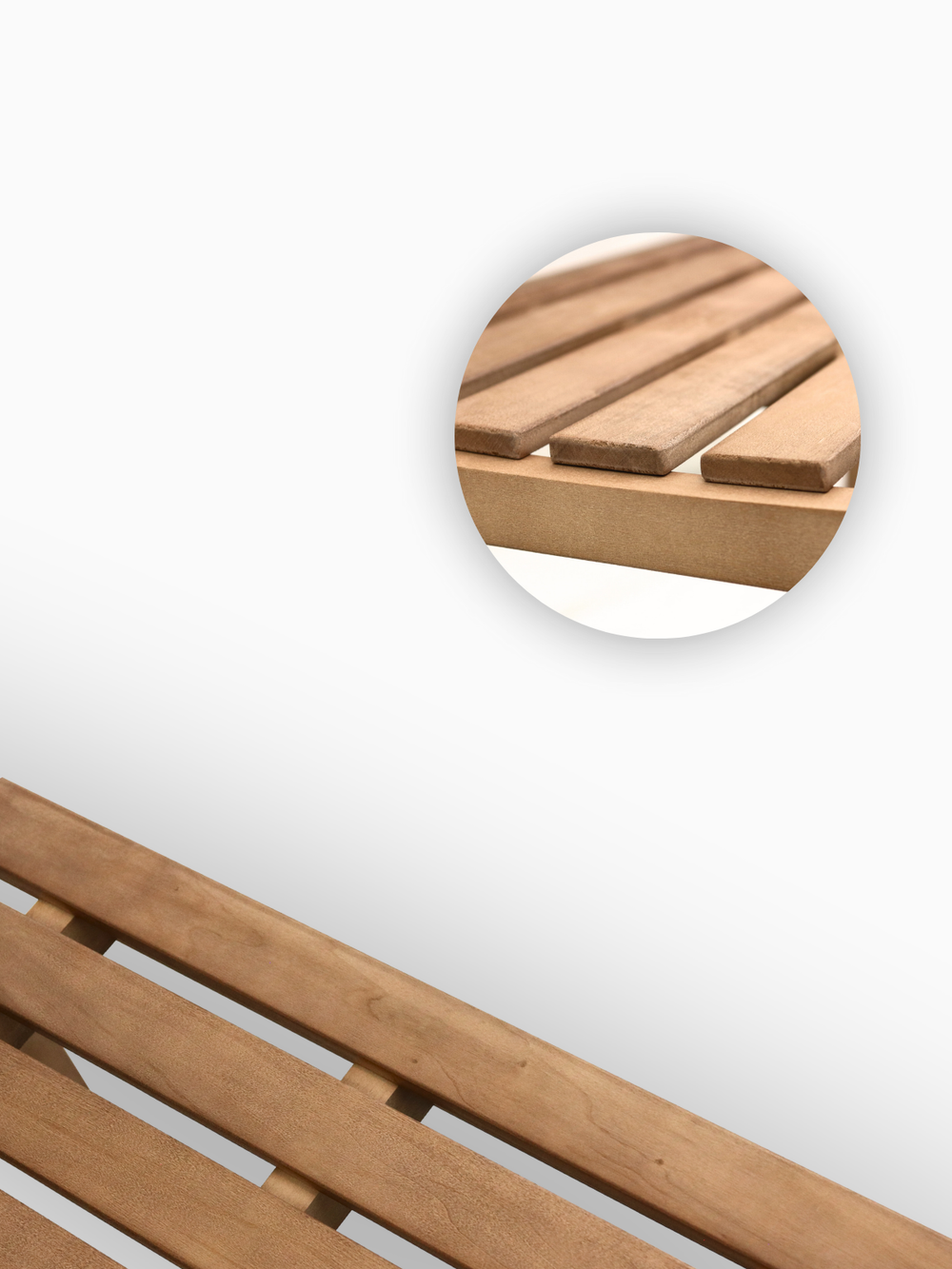 Close-up van het zitvlak van smalle houten latten van de tuinbank