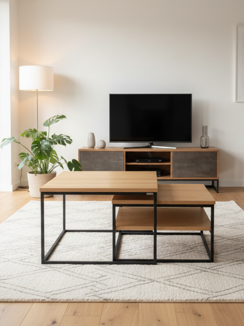 2-delige set salontafels eiken frontaal in de woonkamer voor een tv-sideboard met vloerlamp en plant