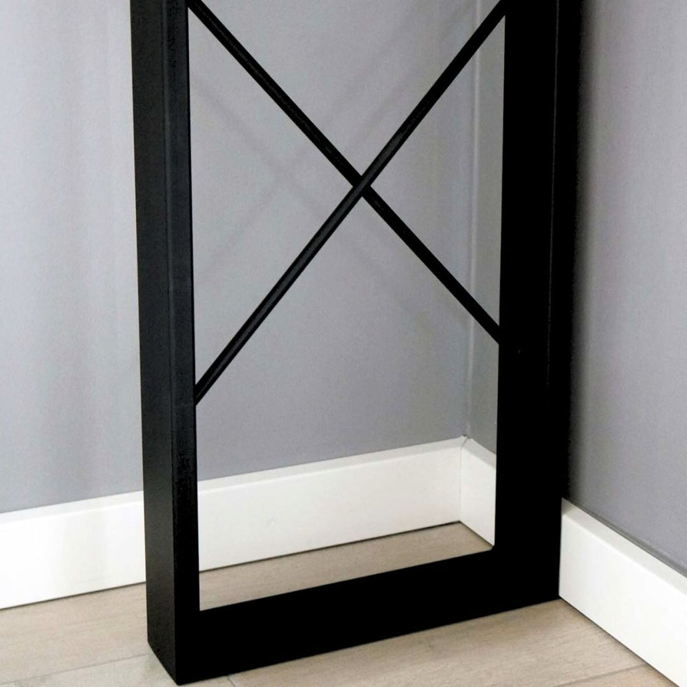 Detail van het zwarte kruisframe met X-vorm bij de consoletafel van eikenhout voor een grijze muur