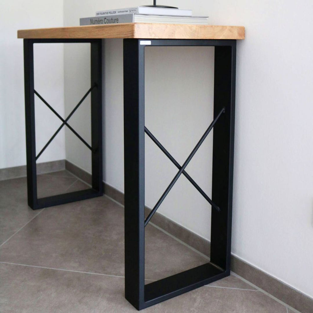 Zwart metalen onderstel van de eiken consoletafel met gekruiste X-stutten, onderaanzicht