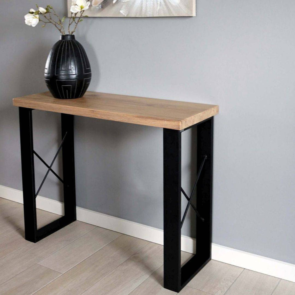 Consoletafel eiken in de hal aan een grijze muur met zwarte vaas en bloemen