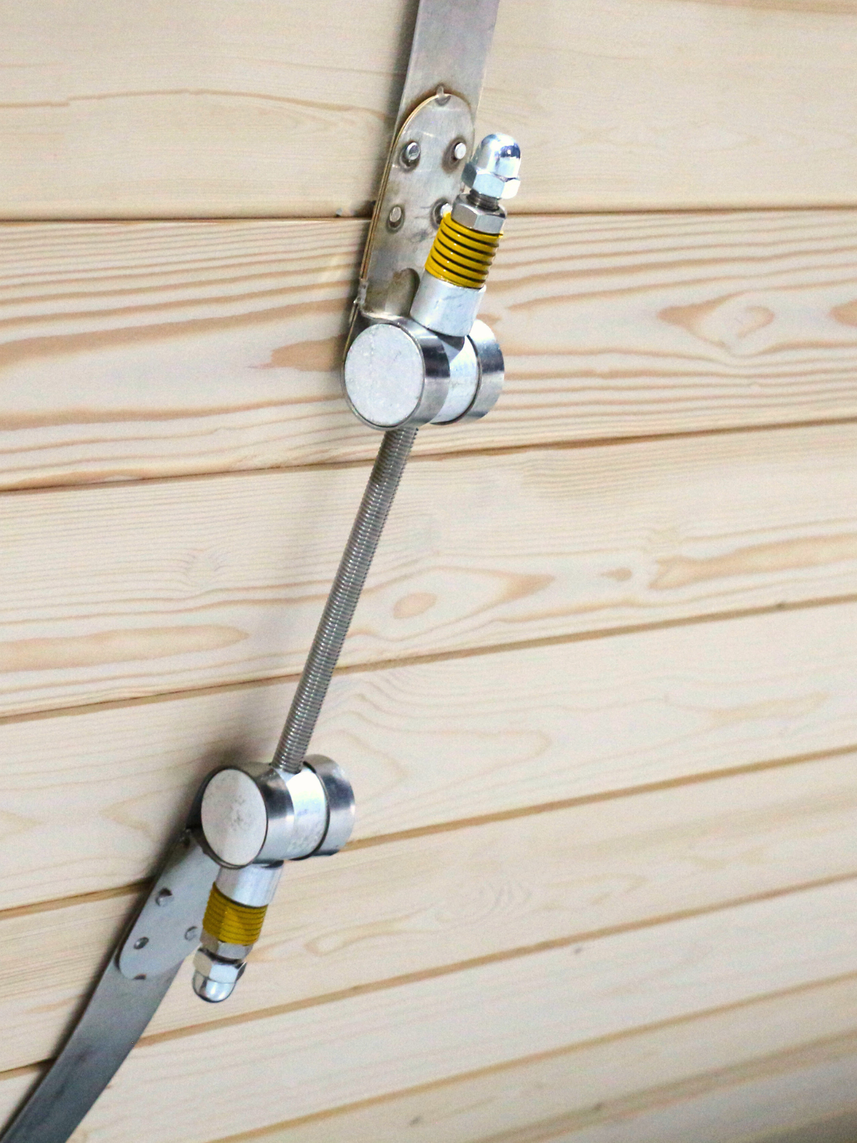Close-up van de rvs-spanbanden aan de houten barrelsauna Pini Wood
