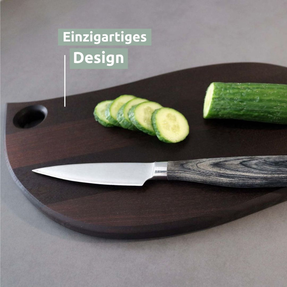 Serveerplank donker met komkommerschijfjes en mes, met vermelding van het unieke bladvormige design