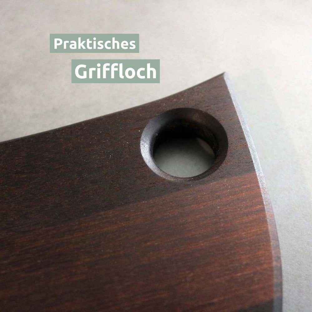Close-up van het praktische greepgat in de donkere serveerplank van berkenhout