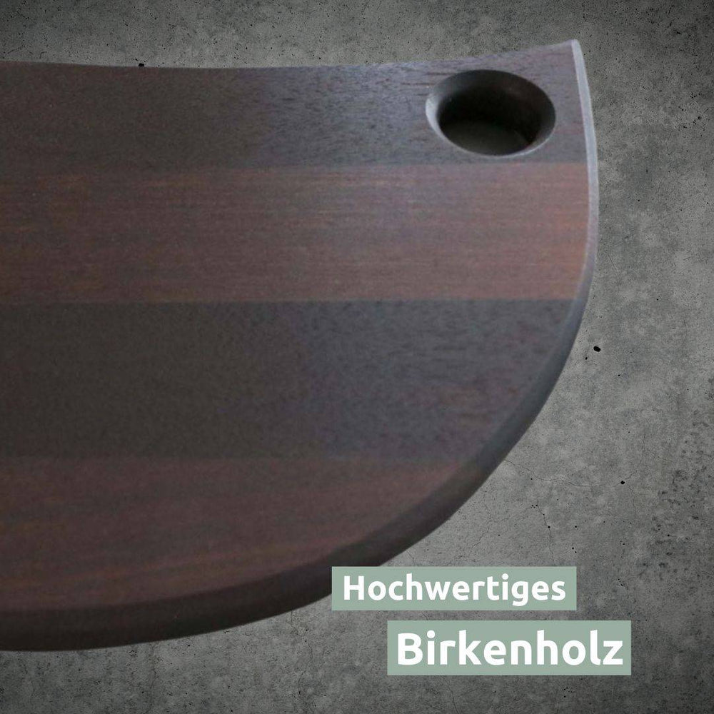 Close-up van de nerf van hoogwaardig berkenhout op de donkere keukenplank