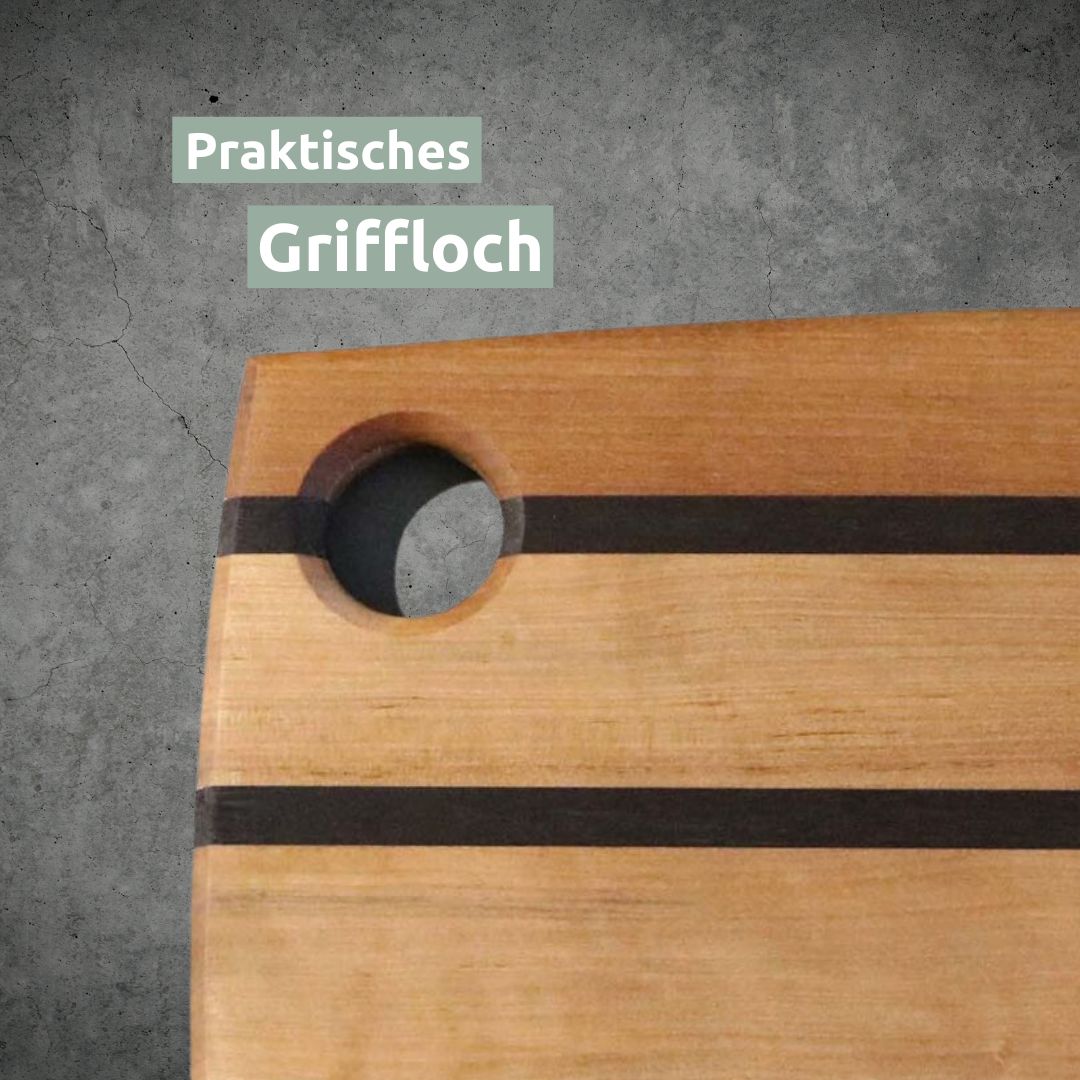 Close-up van het praktische greepgat in de snijplank van berkenhout
