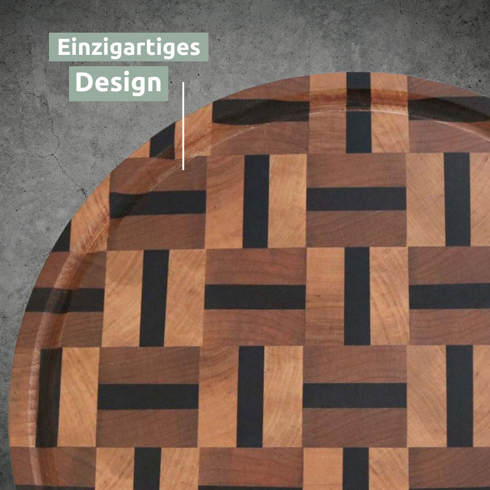 Detail van het unieke vlechtdesign van licht en donker berkenhout op de ronde snijplank