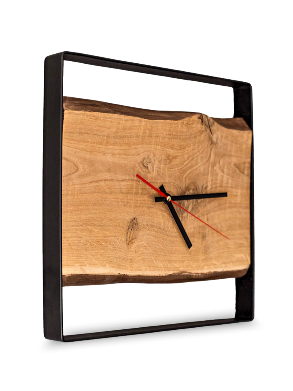 Vierkante wandklok met zwart stalen frame en zwevende eikenplank met boomstamrand en wijzers