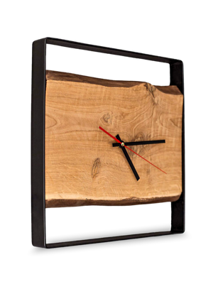 Vierkante wandklok met zwart stalen frame en zwevende eikenplank met boomstamrand en wijzers