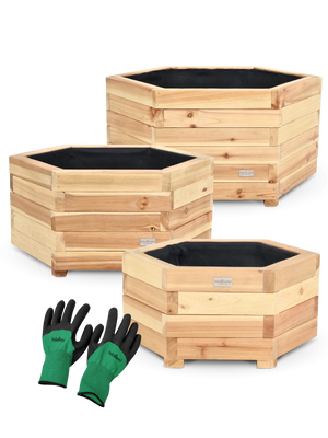 Set van drie zeshoekige plantenkuipen van grenen in drie maten met groene tuinhandschoenen, vrijstaand